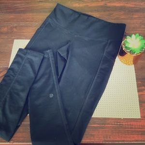 Black champion leggings with side pocket.